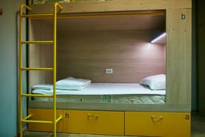 Хостел Hello Yellow Hostel. Место в общем 6-местном номере № 1 2